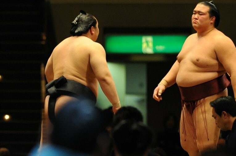 稀勢の里とにらみ合い　©BUNGEISHUNJU