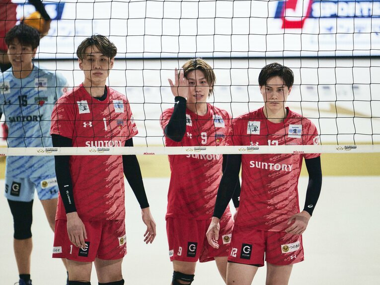 （左から）小野寺大志、大宅、高橋藍　©︎Yuki Suenaga