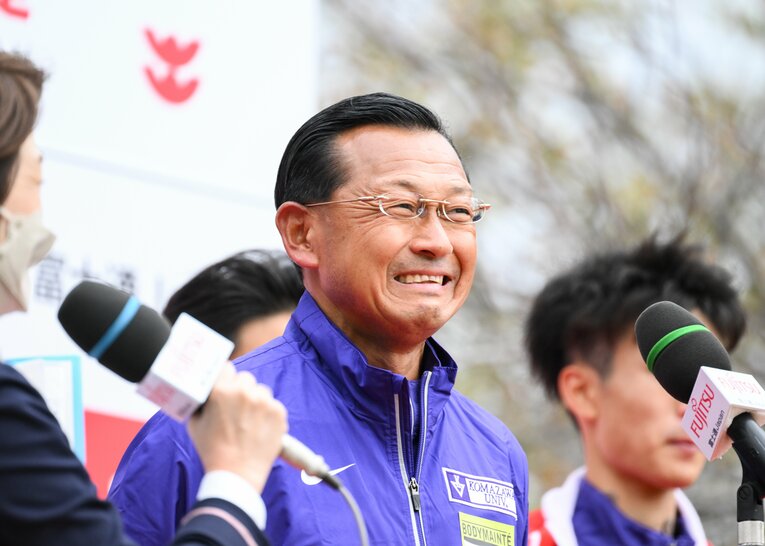 インタビューを応える大八木監督もどこか嬉しそう　©Nanae Suzuki