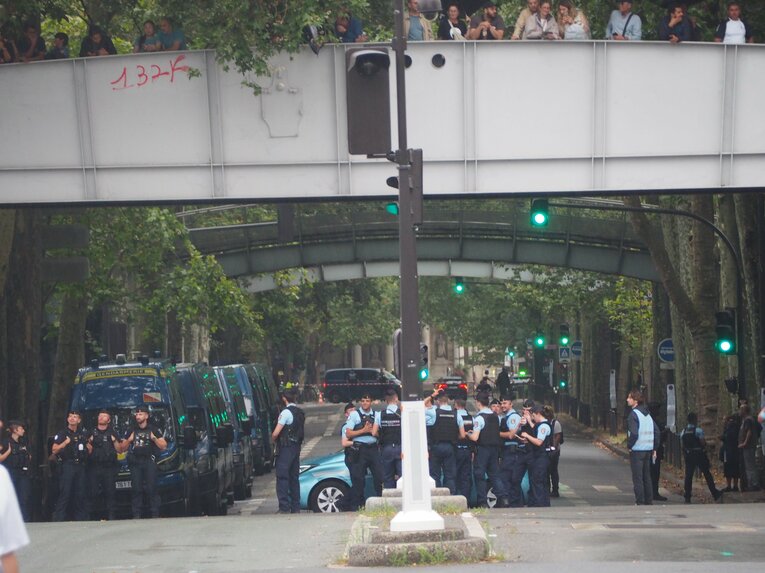 ずらりと並ぶ警察官と警察車両。不審物への警戒レベルは日本のそれとは大きく異なる　©Yu Saito
