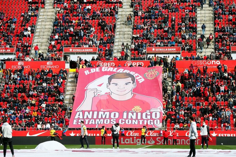 久保建英が“不可解判定”に怒った！ ラフプレーに抗議→イエローも…「バモス！クボ」とファンが信頼する理由〈撮影者の視点〉(6)