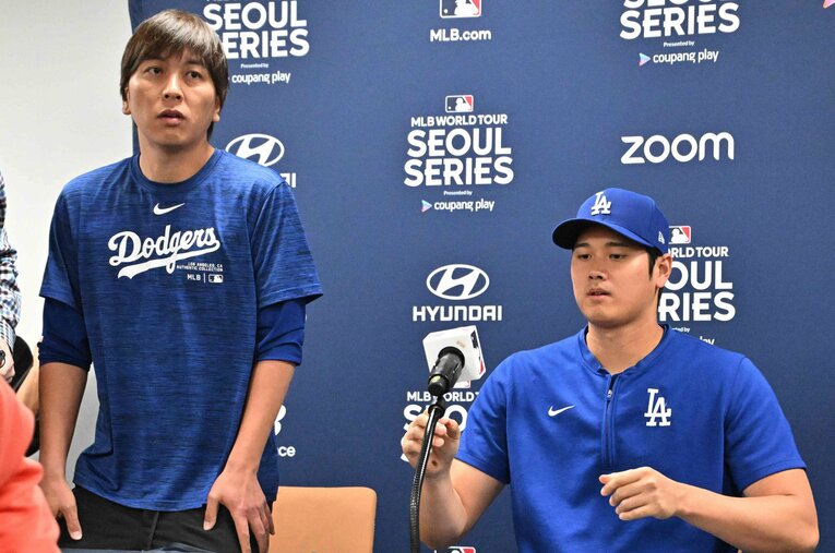 違法賭博関与で3月21日にドジャース解雇となった水原一平氏（左）。韓国でのMLB開幕戦前の記者会見には大谷翔平の通訳として同席していた ／ photograph by AFLO
