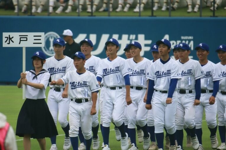 昨夏の茨城大会、単独チームとして初めて出場。入場行進する水戸三の選手たち ／ photograph by Yuki Kashimoto