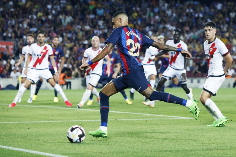 “財政難なのに大補強”バルサを激写　誹謗中傷されたデヨンクへの拍手、33歳レバンドフスキが作る深みとは〈次戦は久保建英ソシエダ〉(16)