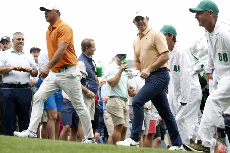 LIVゴルフに籍を置くケプカ（左）はPGAツアーのリーダー格・マキロイと同組でプレー。ラウンド中は笑顔も見られた　©︎Reuters/AFLO