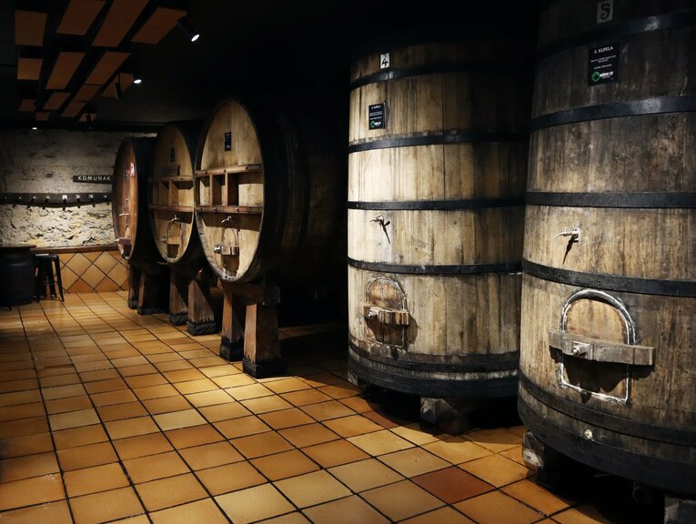 バスク産のりんごやフランス産などによって分けられたシードラ樽から直接注ぐことができる　©Daisuke Nakashima