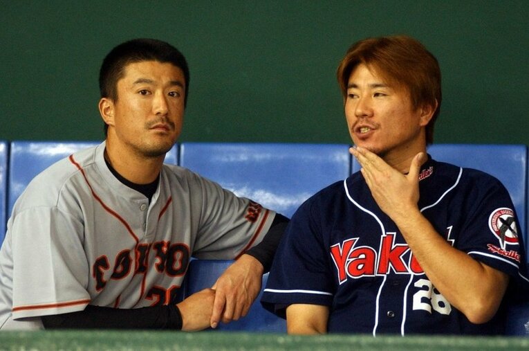 闘志あふれる投球が印象深い入来智さん（右）。巨人を自由契約になった翌2001年に初出場したオールスターでは弟・祐作（現オリックス投手コーチ）との“兄弟継投”が実現した ／ photograph by Sankei Shimbun