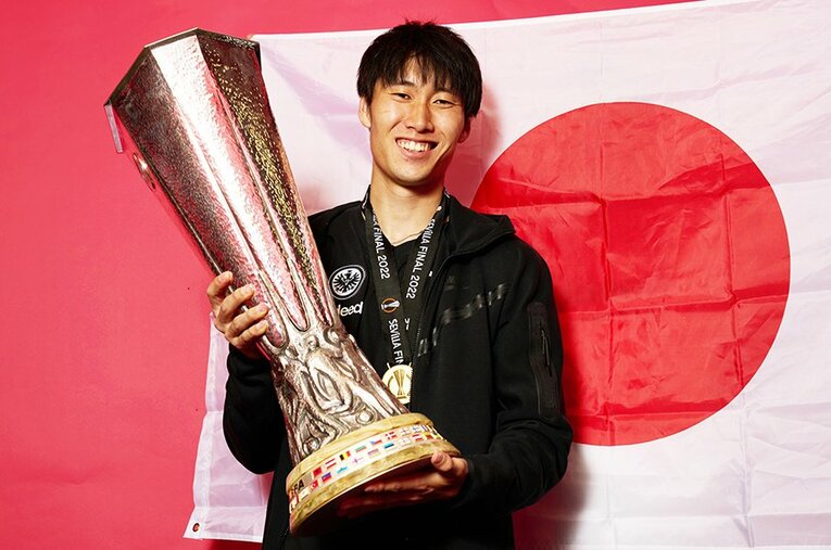ELトロフィーを満面の笑みで持つ鎌田大地。ファイナルで号泣した真相とは？　© Angel Martinez - UEFA/Getty Images