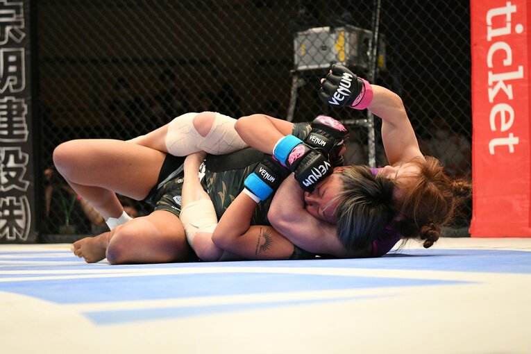 試合前から、組み技に持ち込むことを意識していたという　©DEEP JEWELS