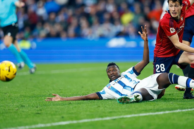 必死のプレーを見せるサディク　©Daisuke Nakashima