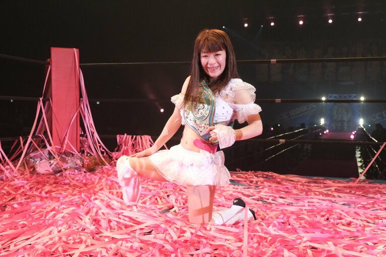 悔いなく現役生活を終えた、とつくし。引退セレモニーで大量の紙テープを浴びると笑顔に　©Norihiro Hashimoto