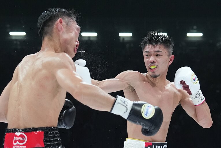 中谷潤人の右フックで西田凌佑の顔がゆがむ　©Naoki Fukuda