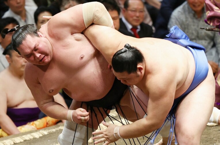 5月場所初日、横綱照ノ富士（左）は攻めたものの、大の里にすくい投げで敗れた。照ノ富士は翌日から休場 ／ photograph by JIJI PRESS
