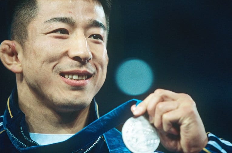 シドニー五輪で銀メダルを手に笑顔を見せた永田克彦　©︎Jun Tsukida/AFLO SPORT