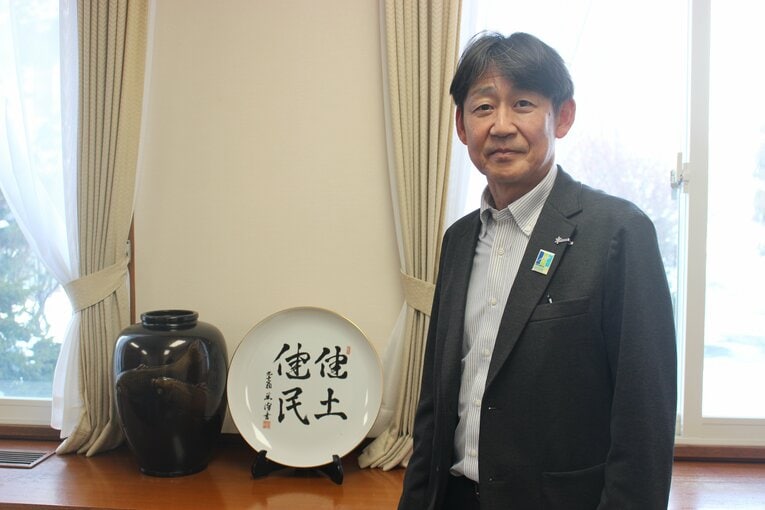 札幌市の雪印メグミルク北海道支社で取材に応じた岡部孝信　©Number Web