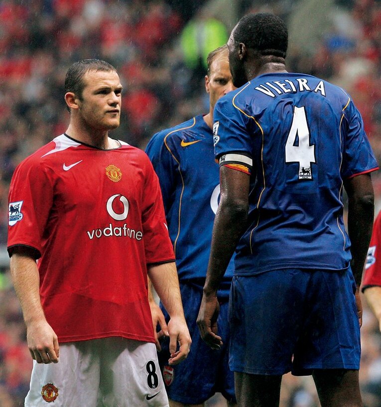 アーセナル主将だったビエラとにらみ合うルーニー 　©AFLO