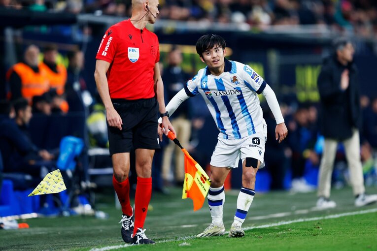 ピッチに放り込まれた紙飛行機を投げ捨てた久保　©Daisuke Nakashima