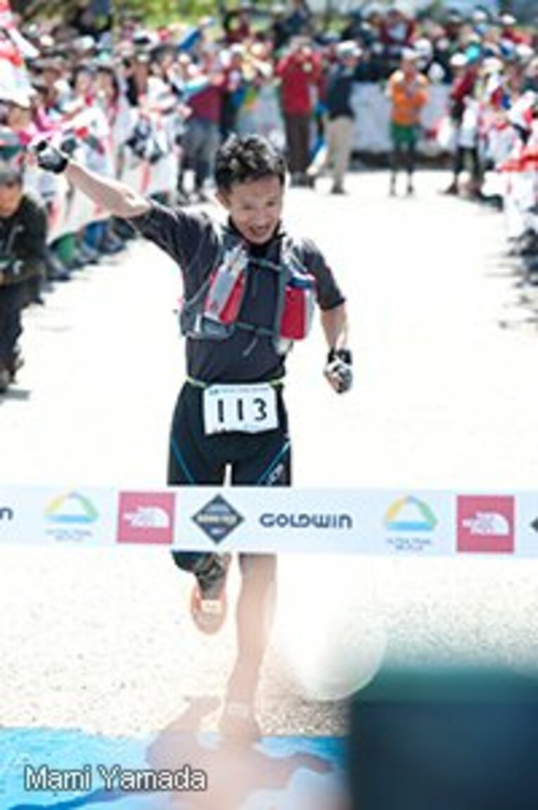 優勝テープを切る原さん。内科医として働く市民ランナーが偉業を達成。