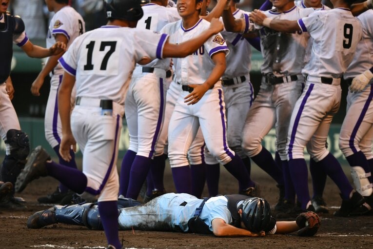【コマ送りで見る】第100回大会、語り継がれる甲子園の名場面「９回無死満塁から２ランスクイズの決定的瞬間を振り返る　©Hideki Sugiyama