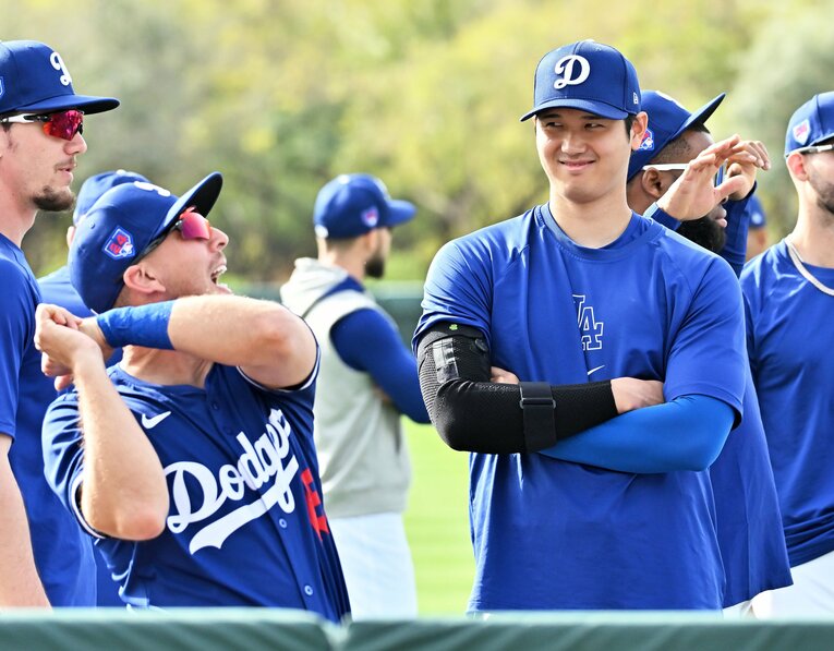 チームメイトと談笑中、笑顔を見せる大谷　©JIJI PRESS