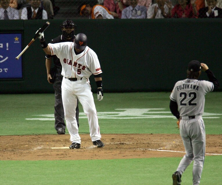 2005年4月、阪神・藤川との勝負で三振し、バットを叩きつける巨人・清原　©Sankei Shimbun