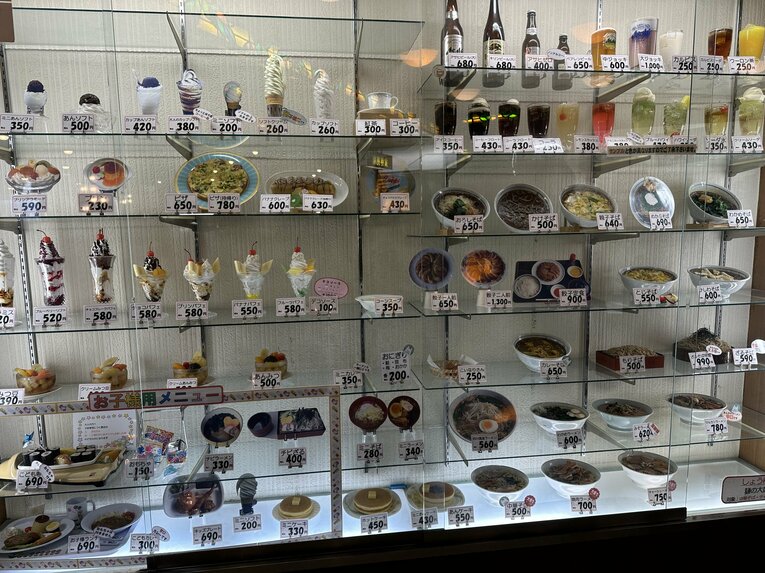 【グルメ編／マルカンビル大食堂】大谷さんが愛したクレープが…昭和レトロ感あふれるショーケース