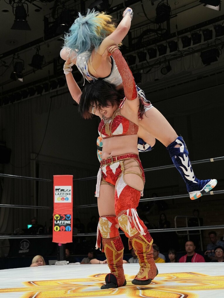 MIRAIをハイジャックボムで持ち上げる林下詩美　©Essei Hara