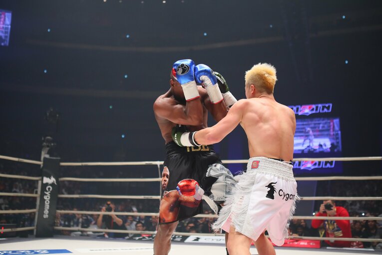 2018年大晦日、フロイド・メイウェザー・ジュニアとエキシビションで対戦　©RIZIN FF