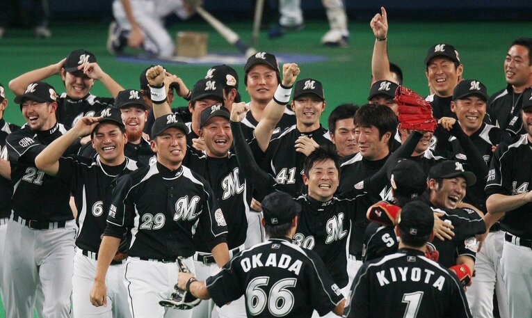 2010年11月、中日との日本シリーズを制して日本一になったロッテ。伊藤さんは両腕を上げてガッツポーズ（背番号30）　©JIJI PRESS