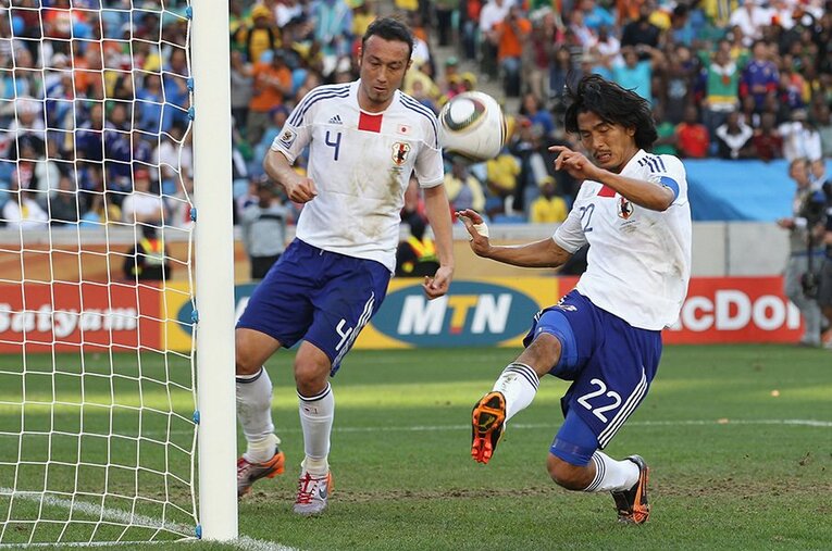 この7年間でセンターバックに問われる資質は増えた。ただ中澤＆闘莉王が見せた体を張る守備は、現代表にも求めたいプレーだ。 ／ photograph by Getty Images