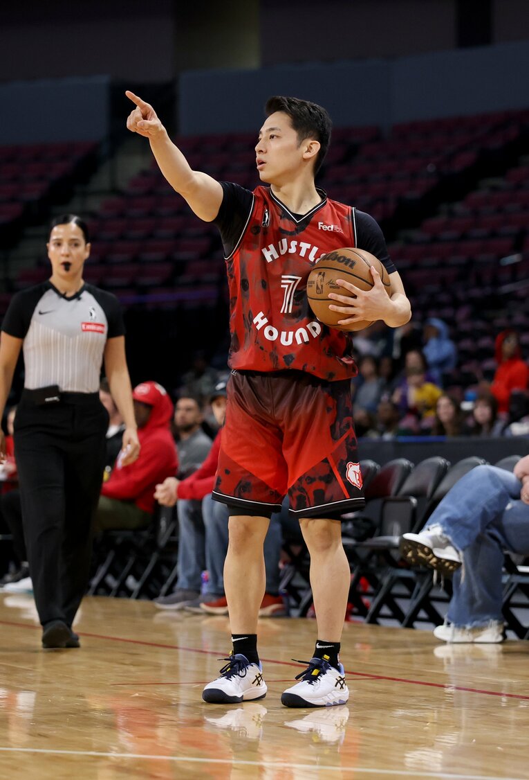 3月9日のソルトレイクシティ・スターズ戦で味方に指示を送る河村勇輝。後方にはバーンズ主審の姿が　©︎Joe Murphy/NBAE via Getty Images