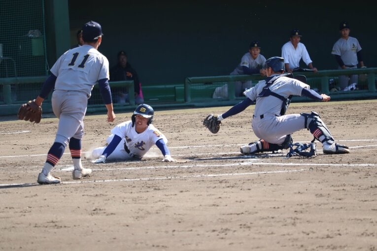 サインミスをミスにしない好走塁を見せた坂元　©Genki Taguchi