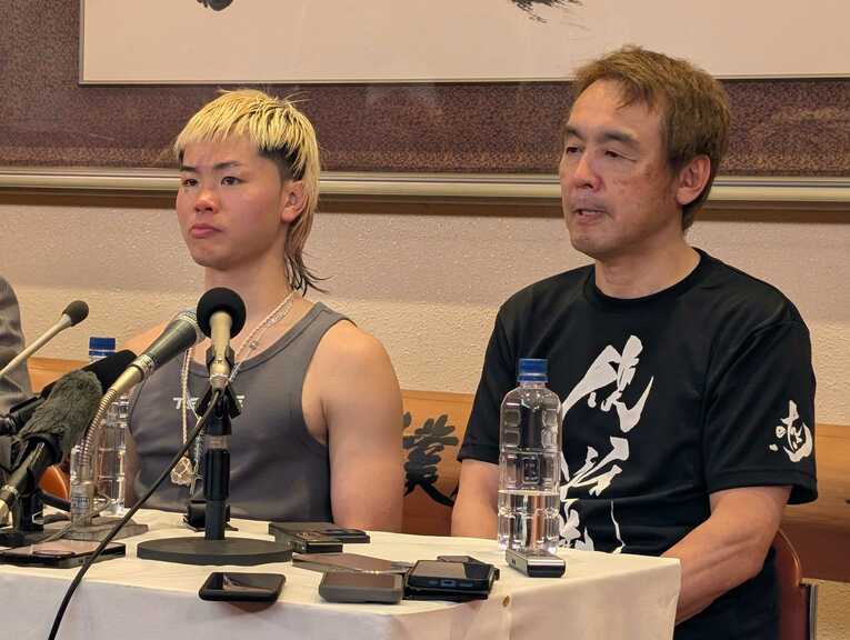 試合後の那須川天心と葛西裕一トレーナー　©Number Web