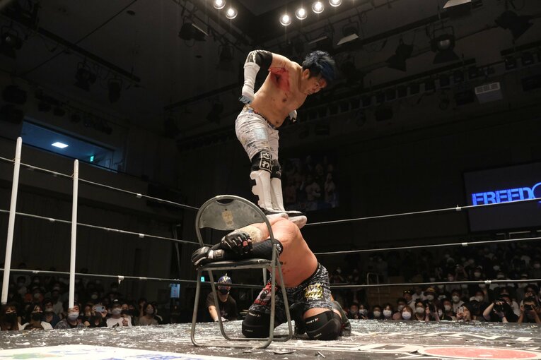 「デスマッチ・イズ・マイライフ」妻の急死を乗り越えた“クレイジー・キッド”竹田誠志の決意「蛍光灯やカミソリで傷つけ…でもそれが生きがい」(16)