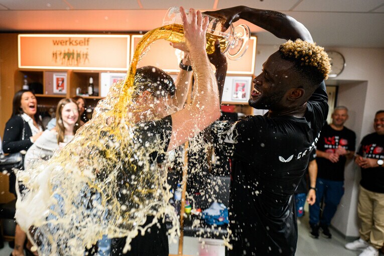 優勝決定後、ボニフェイスから手荒なビールかけ　©Getty Images