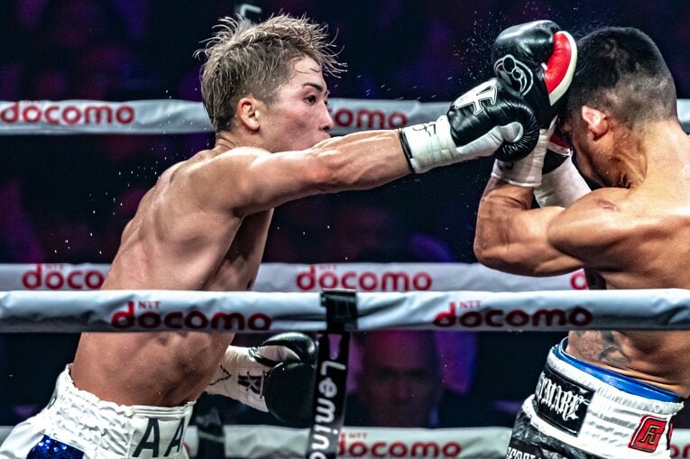 井上尚弥vs.マーロン・タパレス。10ラウンドのKOシーン（1枚目／全9枚）©Takuya Sugiyama