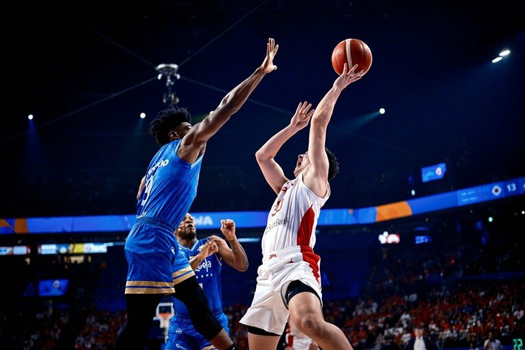 この日はなかなか“当たり”がなかった富永啓生　©︎FIBA