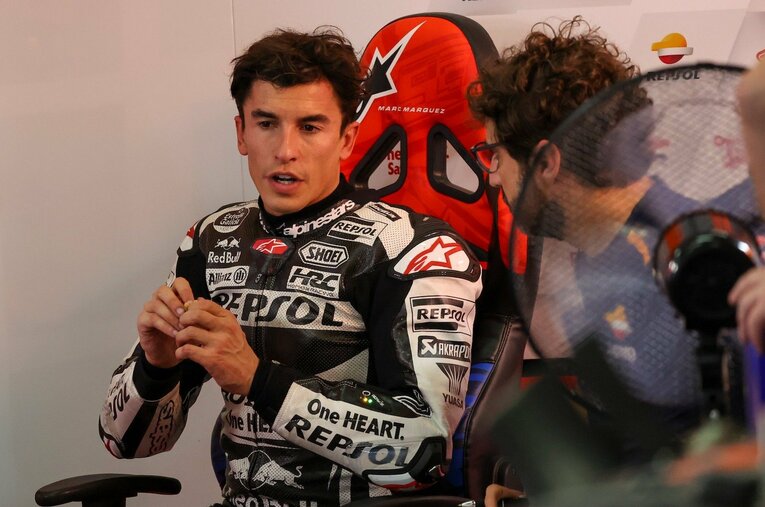 エンジニアと話し込むマルク　©Satoshi Endo