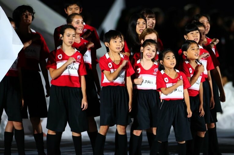大会公式ソング『World In Union』を歌う子供たち　©︎Getty Images