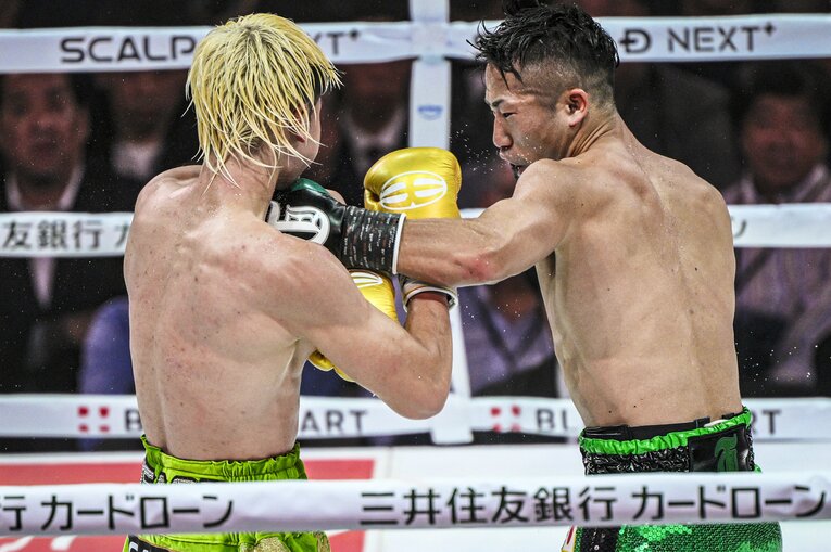 那須川天心に左フックを打ち込む井上拓真　©Takuya Sugiyama