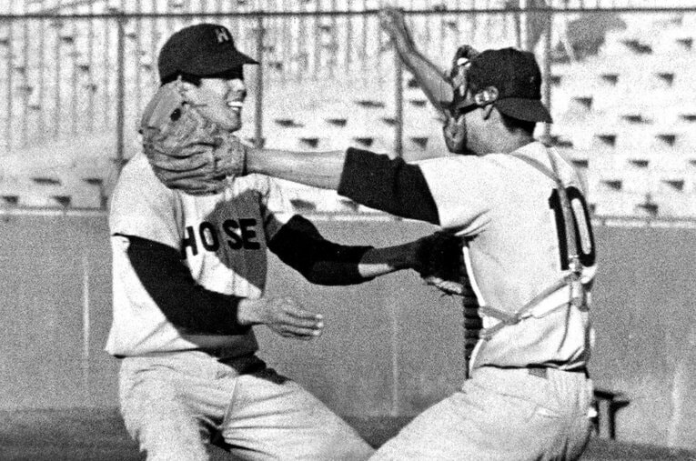 法政大学が東京六大学野球で春秋連覇を果たした際の江本と田淵　©Sankei Shimbun