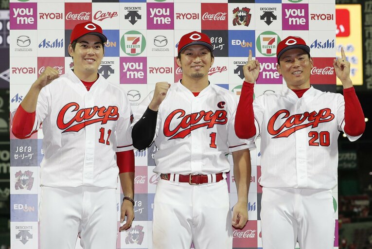 九里、鈴木誠とともにヒーローインタビューを受ける栗林　©Kyodo News