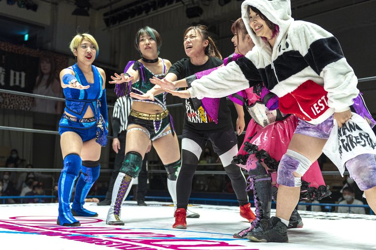 レジェンドとの8人タッグマッチに挑む若手チーム