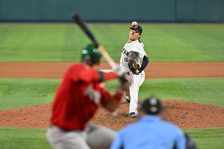 メキシコ戦で力投する山本由伸　©Takuya Sugiyama