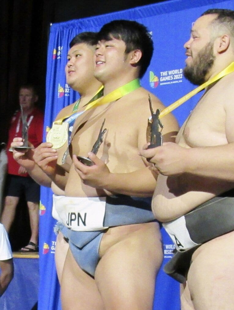 2022年のワールドゲームスで優勝した日体大3年時の花田（中央）。左は決勝で破った後の大の里である中村泰輝　©KYODO