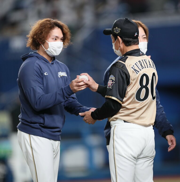 伊藤大海から10勝目のウイニングボールを渡される栗山監督。このボールを返した時にかけた言葉は…　©︎JIJI PRESS