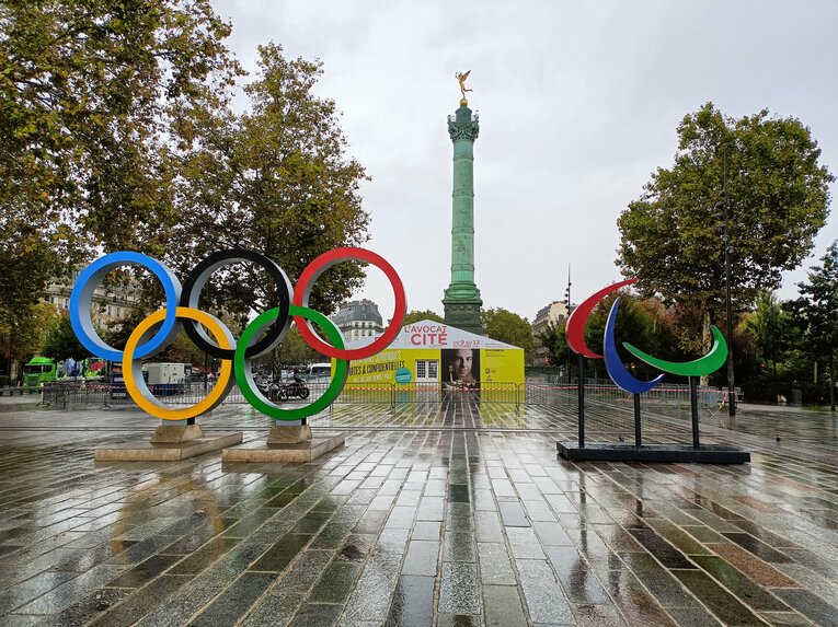10月、雨に濡れるバスチーユ広場　©Yuji Hirooka