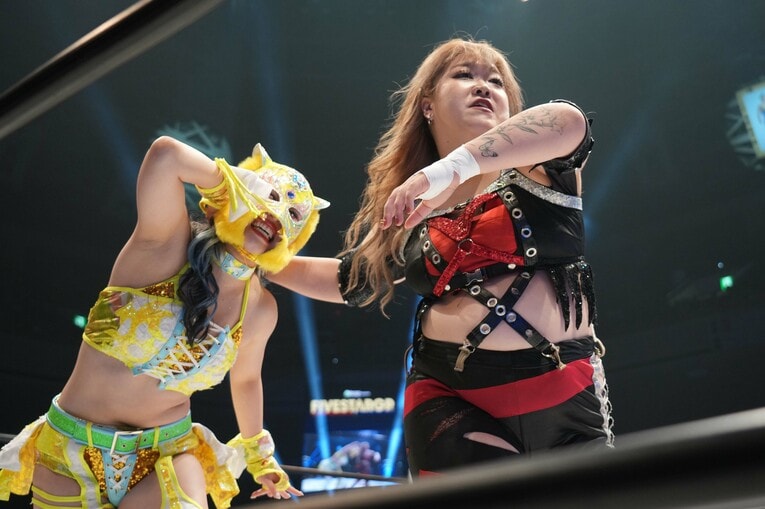 準決勝。スターライト・キッドを攻める鈴季すず。8月23日、両国国技館　©Essei Hara