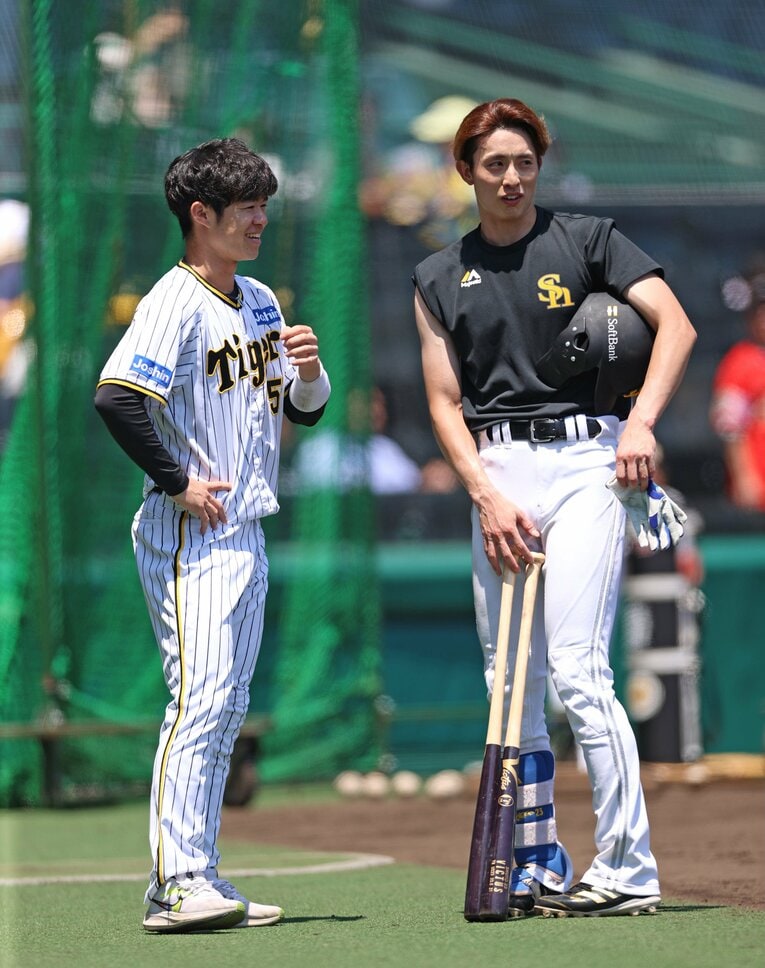 談笑する周東佑京　©JIJI PRESS