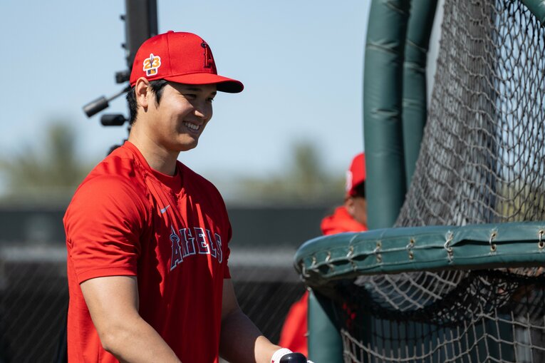 談笑しながらバッティングフォームを確認する大谷　©Nanae Suzuki